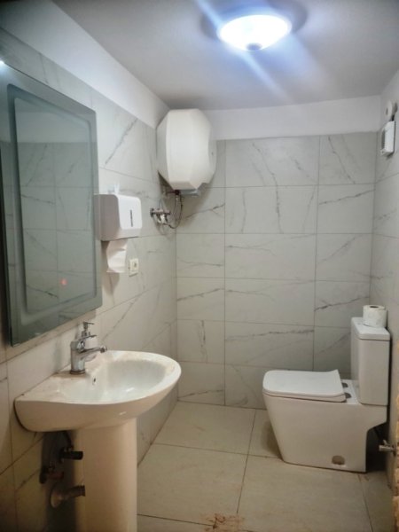 Tirane, jepet me qera ambjent biznesi Kati 0, 110 m² 1.500 € (Komuna e Parisit)