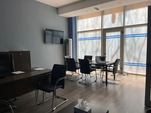 Tirane, jepet me qera ambjent biznesi , 223 m² 4.000 € 
