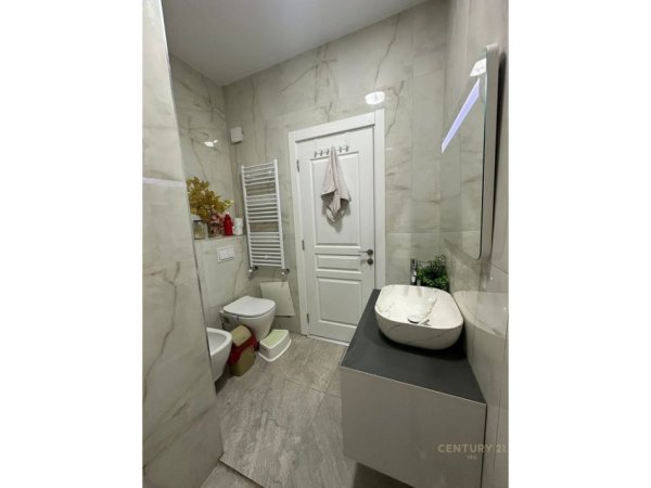 Tirane, jepet me qera apartament 2+1+Ballkon Kati 9, 105 m² 750 € (Rruga Kongresi i Manastirit)