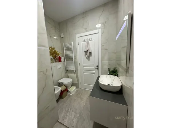 Tirane, jepet me qera apartament 2+1+Ballkon Kati 9, 105 m² 750 € (Rruga Kongresi i Manastirit)
