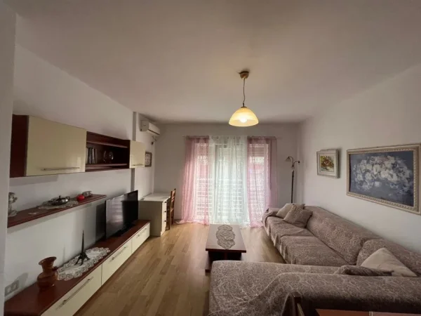 Tirane, jepet me qera apartament 2+1+Ballkon Kati 6, 86 m² 450 € (Unaza e re)