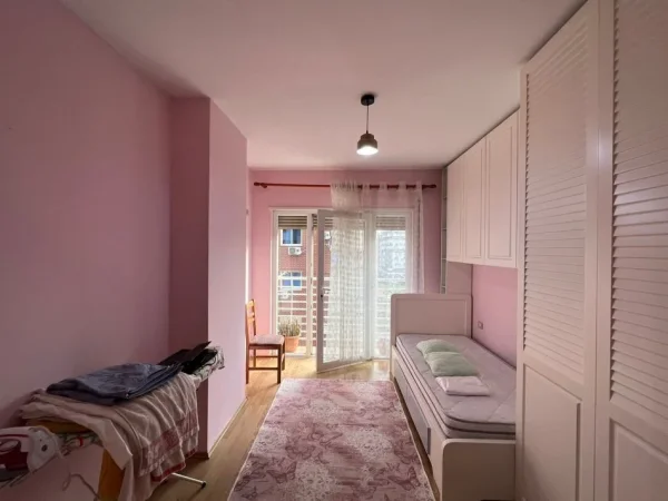 Tirane, jepet me qera apartament 2+1+Ballkon Kati 6, 86 m² 450 € (Unaza e re)