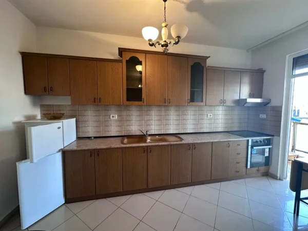 Tirane, jepet me qera apartament 2+1+Aneks+Ballkon Kati 4, 80 m² 550 € (sheshi skenderbej)