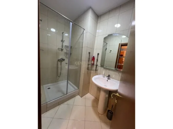 Shqiperi, jepet me qera apartament 1+1+Ballkon Kati 10, 70 m² 650 € (Ambasada amerikane)