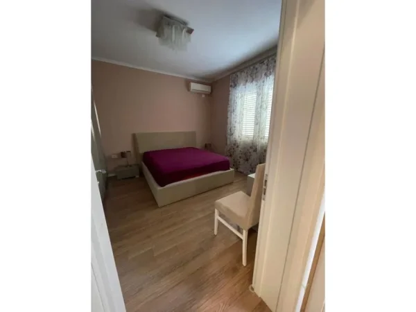 Tirane, jepet me qera apartament 1+1+Ballkon Kati 3, 60 m² 600 € (Rruga Mine Peza)