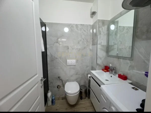 Tirane, jepet me qera apartament 1+1+Ballkon Kati 6, 70 m² 650 € (mine peza)