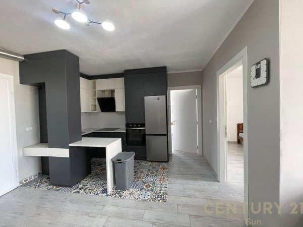 Tirane, jepet me qera apartament 3+1 Kati 10, 110 m² 700 € (ISH FUSHA E AVIACIONIT)