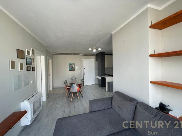 Tirane, jepet me qera apartament 3+1 Kati 10, 110 m² 700 € (ISH FUSHA E AVIACIONIT)