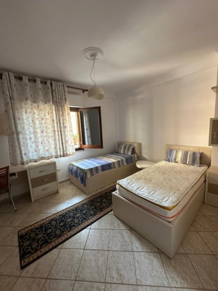 Tirane, jepet me qera apartament 2+1+Aneks+Ballkon Kati 5, 124 m² 700 € (Komuna e Parisit)
