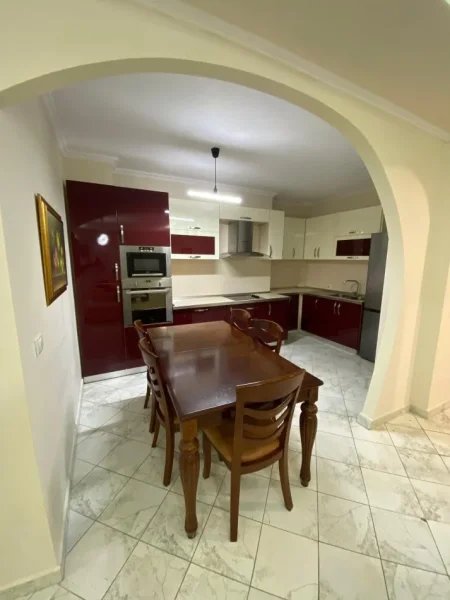 Tirane, jepet me qera apartament 2+1+Ballkon Kati 3, 125 m² 700 € (rruga hoxha tahsim)