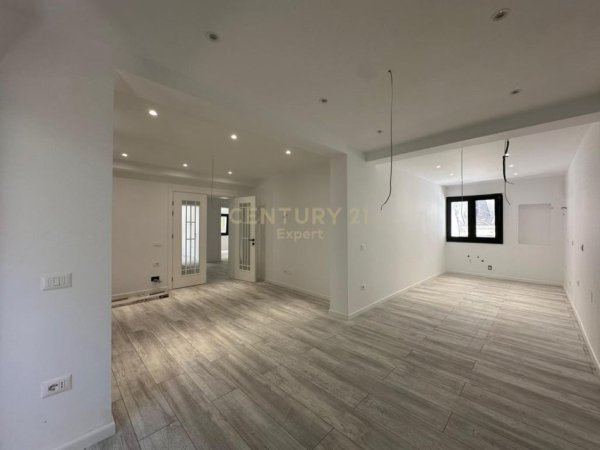 Vlore, shes shtepi 3+1 Kati 1, 274 m² 395.000 € (Stadiumi Flamurtari)