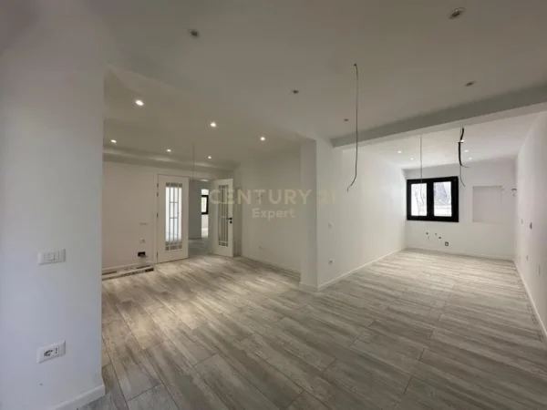 Vlore, shes shtepi 3+1 Kati 1, 274 m² 395.000 € (Stadiumi Flamurtari)