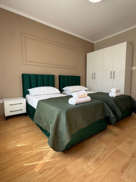 Tirane, jepet me qera apartament 2+1+Aneks+Ballkon Kati 2, 80 m² 1.200 € (Rr. e Duuresit)