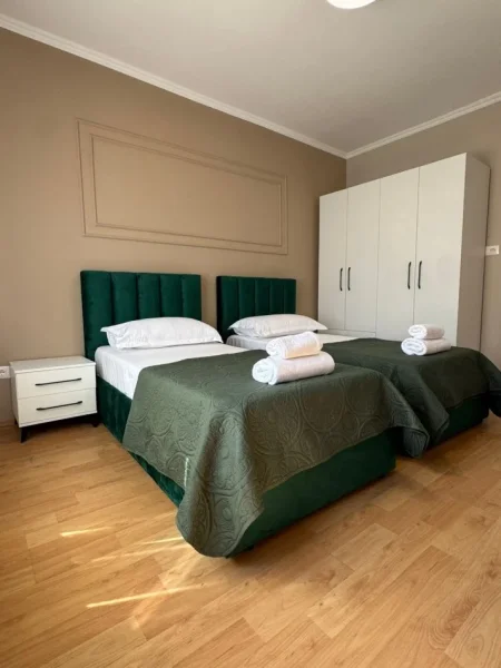 Tirane, jepet me qera apartament 2+1+Aneks+Ballkon Kati 2, 80 m² 1.200 € (Rr. e Duuresit)