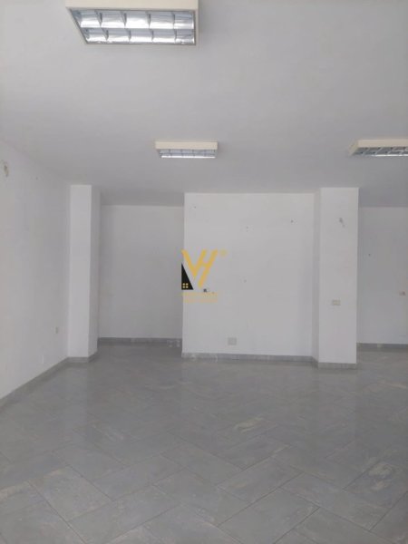 Tirane, jepet me qera dyqan Kati 0, 70 m² 1.000 € (KOMUNA E PARISIT)