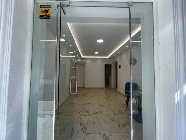 Tirane, jepet me qera dyqan Kati 0, 27 m² 500 € (Rruga Federik Shiroka)