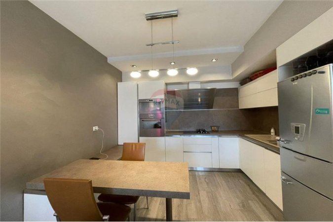 Tirane, jepet me qera apartament 2+1+Ballkon , 110 m² 650 € (Rruga e Kavajes)