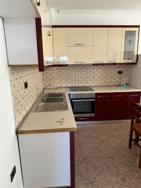 JEPET ME QERA SUPER APARTAMENT 2+1 NE QENDER TEK RRUGA DIBRES , SELVIA, PER 5 PERSONA ,600 €