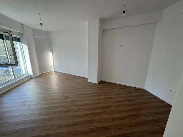 Tirane, jepet me qera apartament 1+1 Kati 2, 70 m² 200 € 