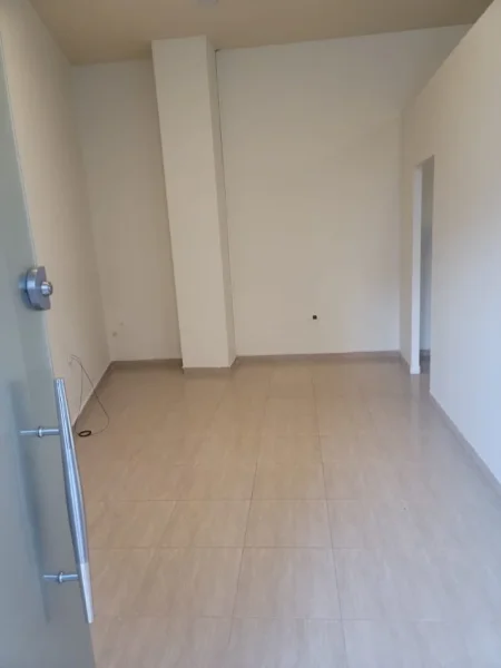 Tirane, prane ish ekspozites, jepet me qera dyqan Kati 0, 50 m² 600 €