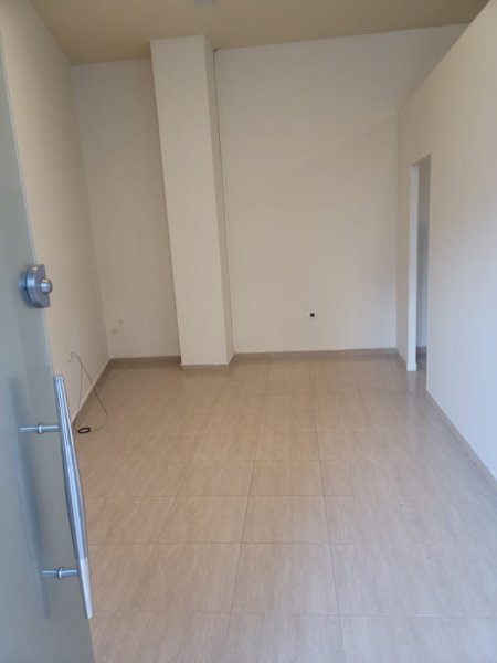 Tirane, prane ish ekspozites, jepet me qera dyqan Kati 0, 50 m² 600 €