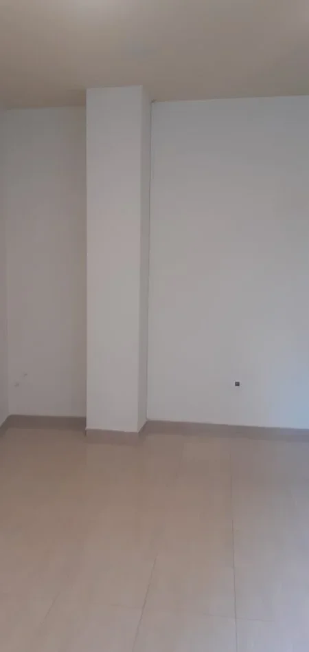 Tirane, prane ish ekspozites, jepet me qera dyqan Kati 0, 50 m² 600 €