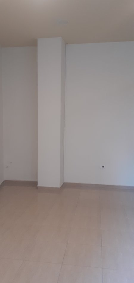 Tirane, prane ish ekspozites, jepet me qera dyqan Kati 0, 50 m² 600 €
