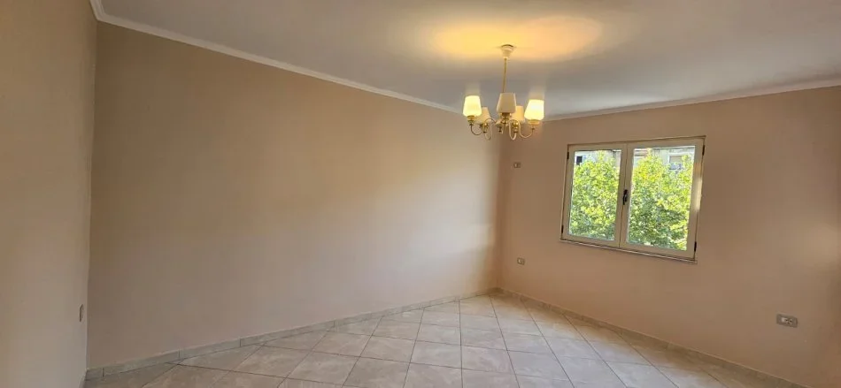 Tirane, jepet me qera apartament 1+1 Kati 4, 60 m² 350 € (Rruga Ali Demi)