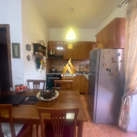 Tirane, jepet me qera apartament 1+1+Aneks+Ballkon Kati 3, 75 m² 500 € (Rruga Shefqet Musaraj)