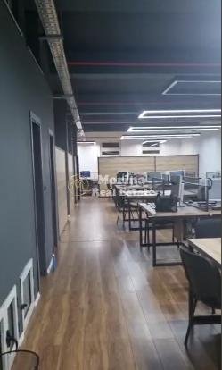 Tirane, jepet me qera zyre Kati 1, 300 m² 2.500 € (21 Dhjetori)
