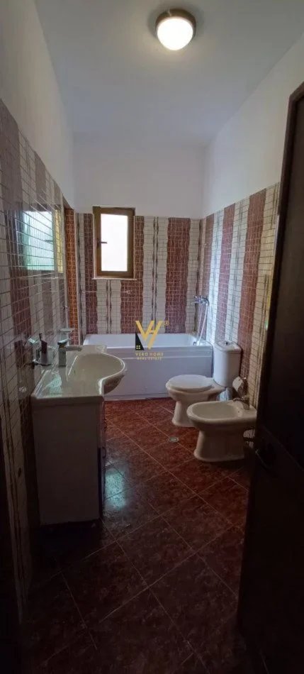 Tirane, jepet me qera shtepi 3+1+Ballkon Kati 2, 180 m² 600 € (ALI DEMI)