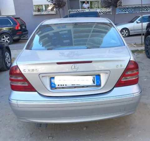 Tirane, shitet makine MB c-class cdi Nafte, gri metalizato, automat, Klima 3.200 €