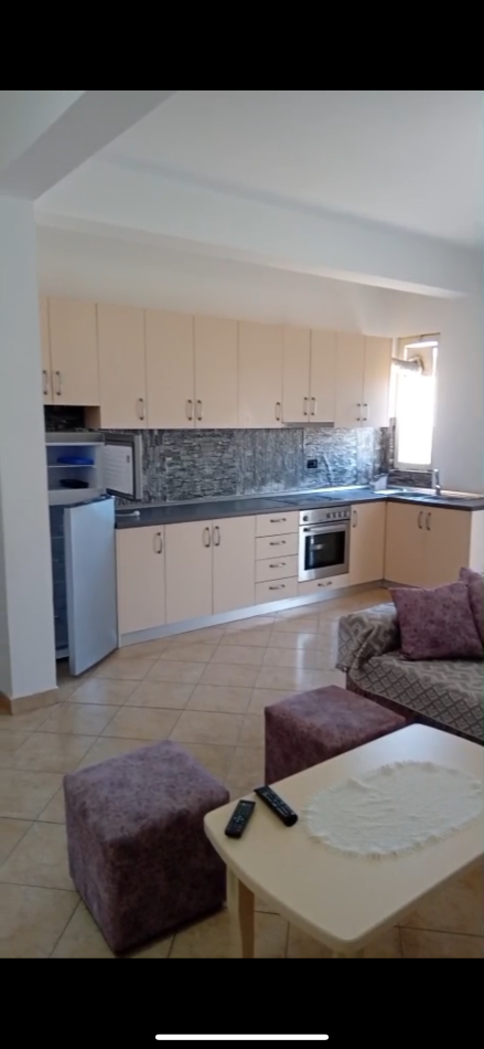 Tirane, jepet me qera apartament 1+1 Kati 3, 65 m² 280 € (Kombinat)