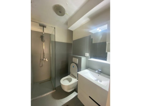 Tirane, jepet me qera apartament 1+1 Kati 3, 50 m² 400 € (Rruga Bardhyl)