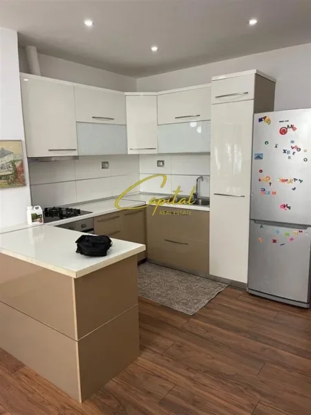 Tirane, jepet me qera apartament 2+1 Kati 1, 83 m² 500 € (KOPSHTI BOTANIK)