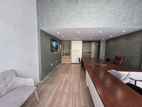 Tirane, jepet me qera zyre Kati 0, 46 m² 800 € (Komuna e Parisit)