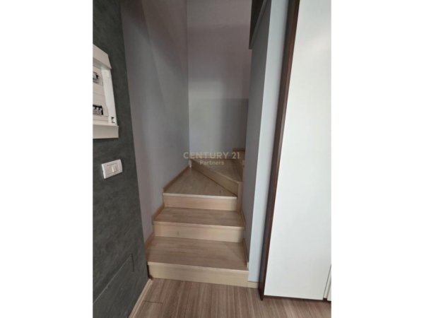 Tirane, jepet me qera zyre Kati 0, 46 m² 800 € (Komuna e Parisit)