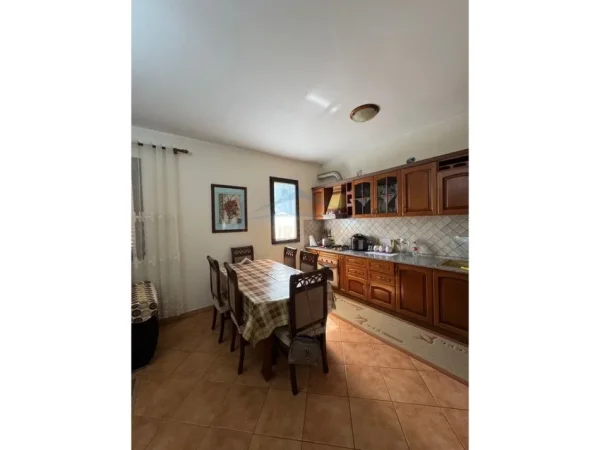 Durres, jepet me qera apartament 2+1 Kati 0, 208 m² 350 € (Plepa)