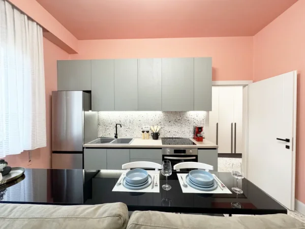 Tirane, jepet me qera apartament 1+1+Ballkon Kati 2, 47 m² 700 € (Rruga Hoxha Tahsim)