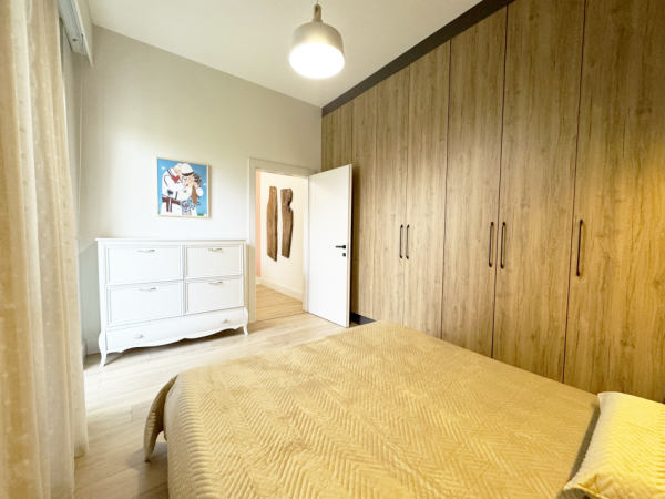 Tirane, jepet me qera apartament 1+1+Ballkon Kati 2, 47 m² 700 € (Rruga Hoxha Tahsim)