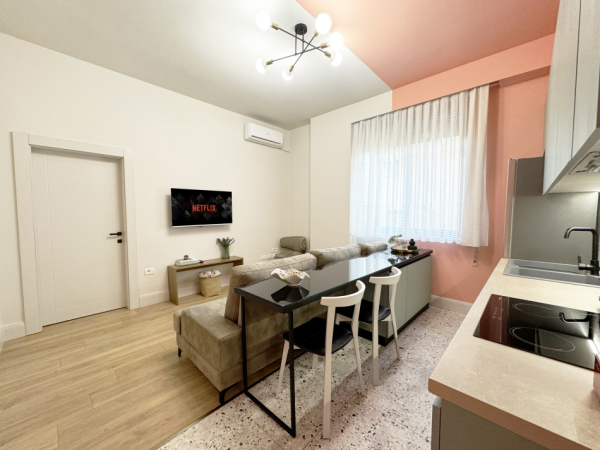 Tirane, jepet me qera apartament 1+1+Ballkon Kati 2, 47 m² 700 € (Rruga Hoxha Tahsim)