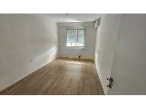 Tirane, shitet apartament 1+1+Ballkon Kati 4, 64 m² 200.000 € (Komuna e Parisit)