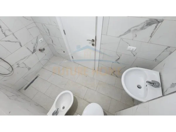 Tirane, shitet apartament 1+1+Ballkon Kati 4, 64 m² 200.000 € (Komuna e Parisit)