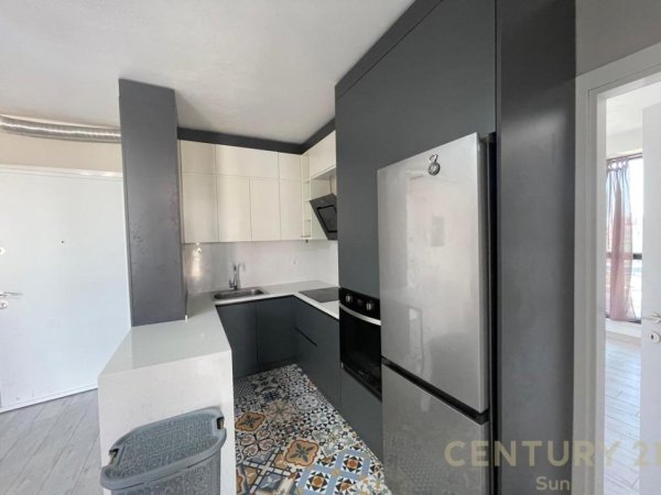 Tirane, jepet me qera apartament 3+1 Kati 10, 100 m² 700 € (ish Fusha e Aviacionit)