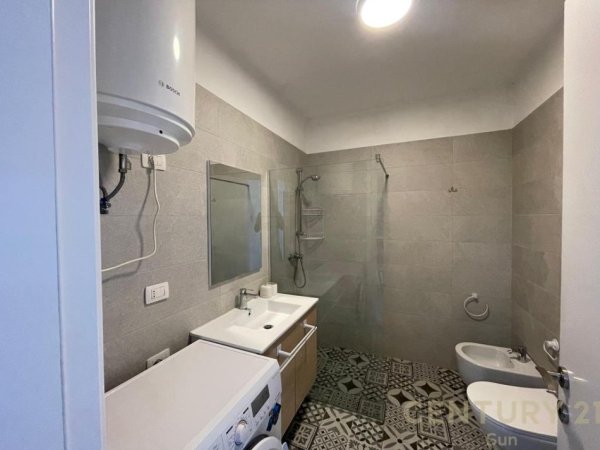 Tirane, jepet me qera apartament 3+1 Kati 10, 100 m² 700 € (ish Fusha e Aviacionit)
