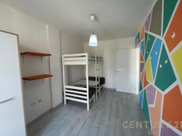 Tirane, jepet me qera apartament 3+1 Kati 10, 100 m² 700 € (ish Fusha e Aviacionit)