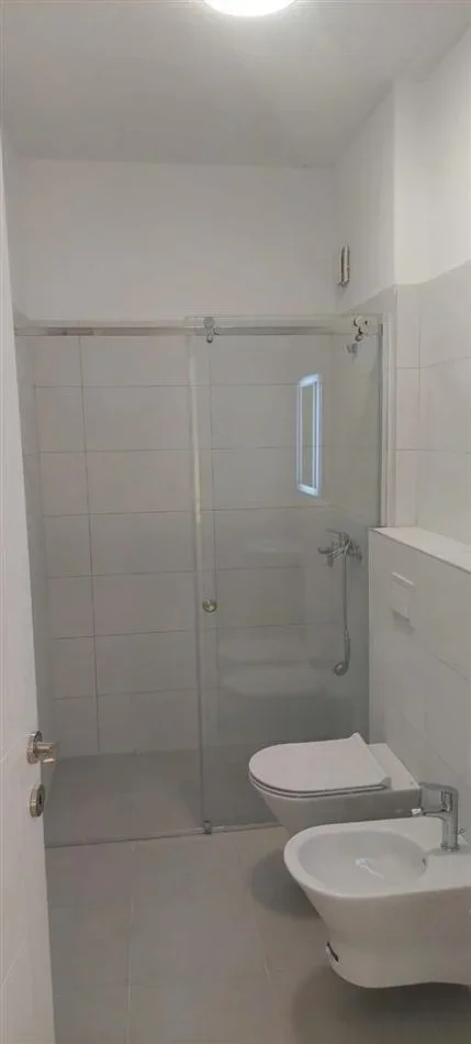 Tirane, jepet me qera apartament 2+1 Kati 2, 95 m² 650 € (XHAMLLIKU)