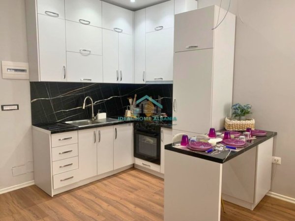 Vlore, jepet me qera 1+1+Ballkon Kati 2, 93 m² 500 € (Rruga e Cipajve)