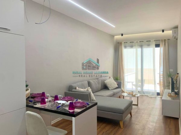 Vlore, jepet me qera 1+1+Ballkon Kati 2, 93 m² 500 € (Rruga e Cipajve)