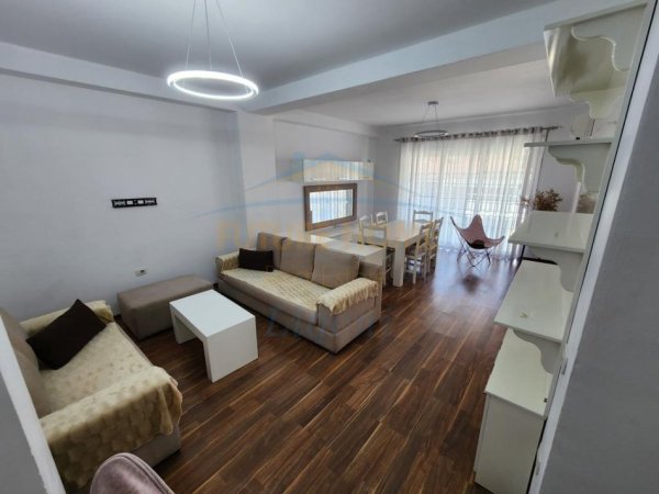 Tirane, jepet me qera apartament 3+1 Kati 5, 146 m² 1.100 € (Liqeni i Thate)